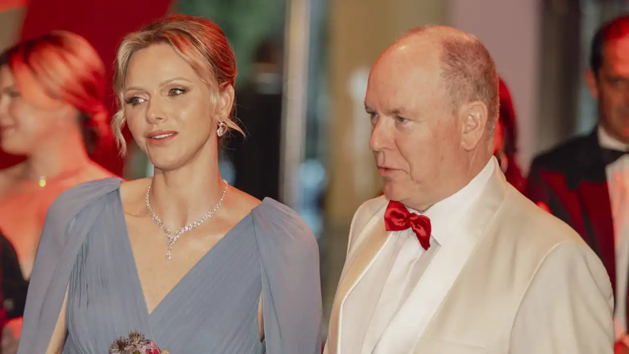 Charlene de Mónaco arrasa en el Baile de la Cruz Roja: vestido de casi 4.000 euros, inspiración griega y collar exclusivo