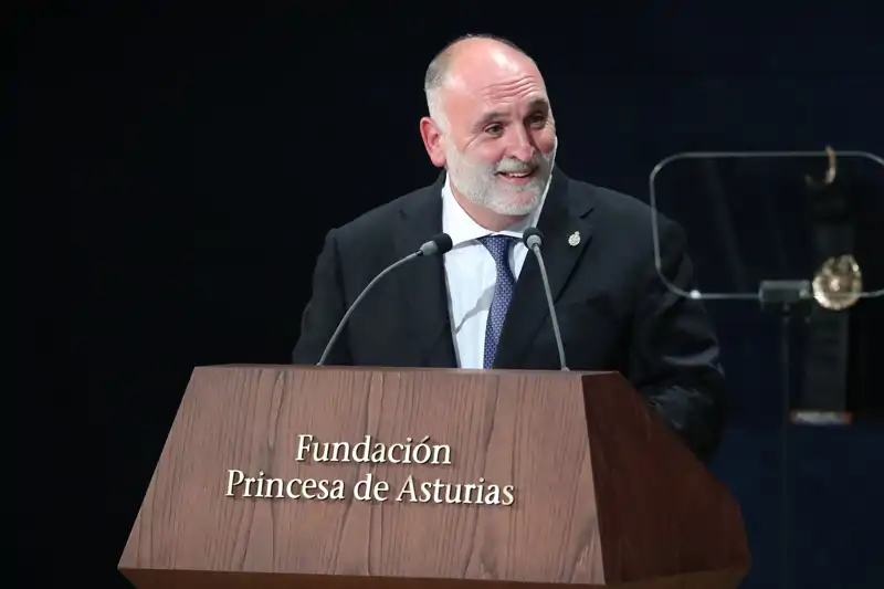 El chef José Andrés ante unos micrófonos