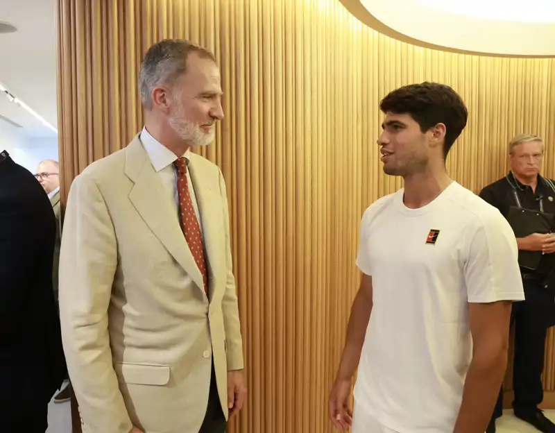 El Rey Felipe hablando con Carlos Alcaraz tras su derrota en Wimbledon