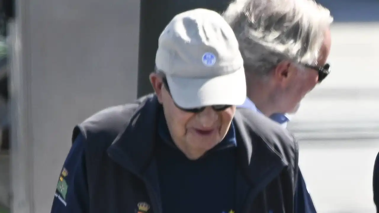 El Rey Juan Carlos protagoniza un cálido reencuentro con la Infanta Elena en Sanxenxo