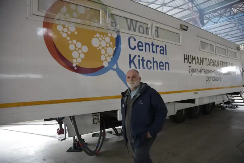 José Andrés y el camión de World Central Kitchen