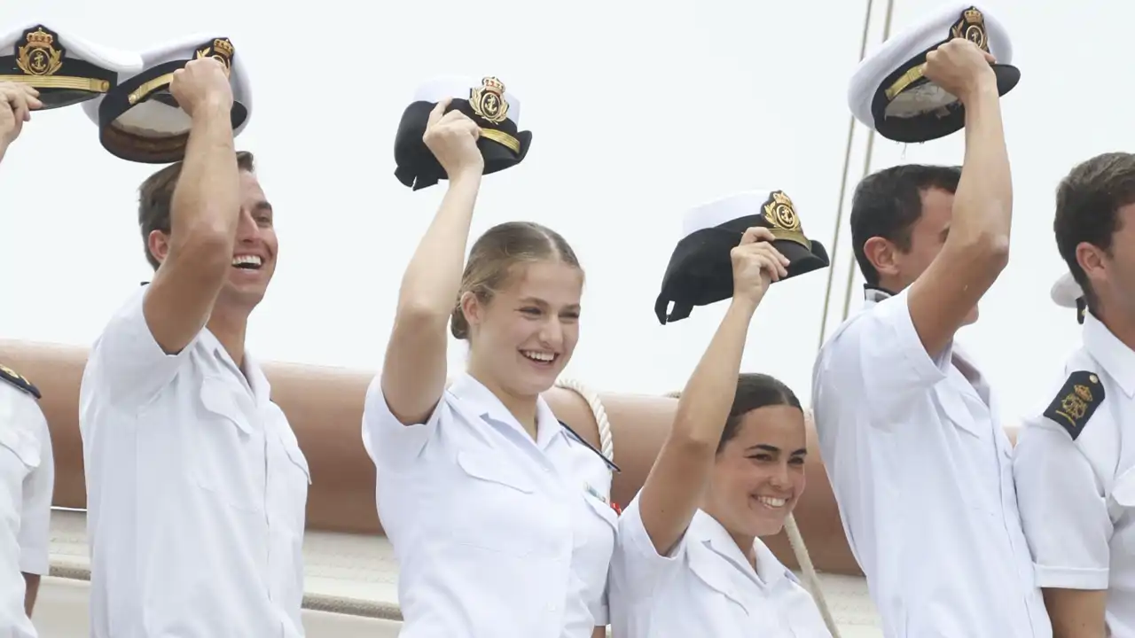 La Princesa Leonor, muy sonriente, llega al puerto de Marín y termina su travesía en el buque escuela Juan Sebastián de Elcano