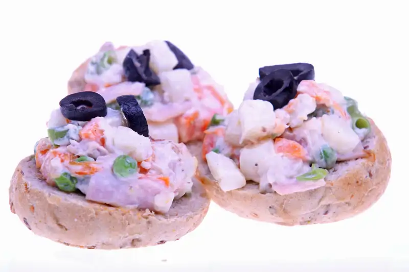 Montado de ensaladilla rusa