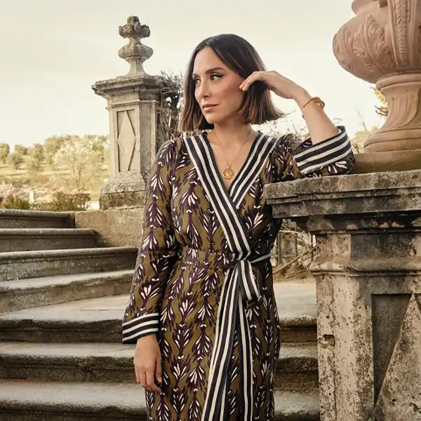 Acaban de llegar a las rebajas de Mango los cinco vestidos de rayas más favorecedores: frescos, elegantes y efecto tipazo