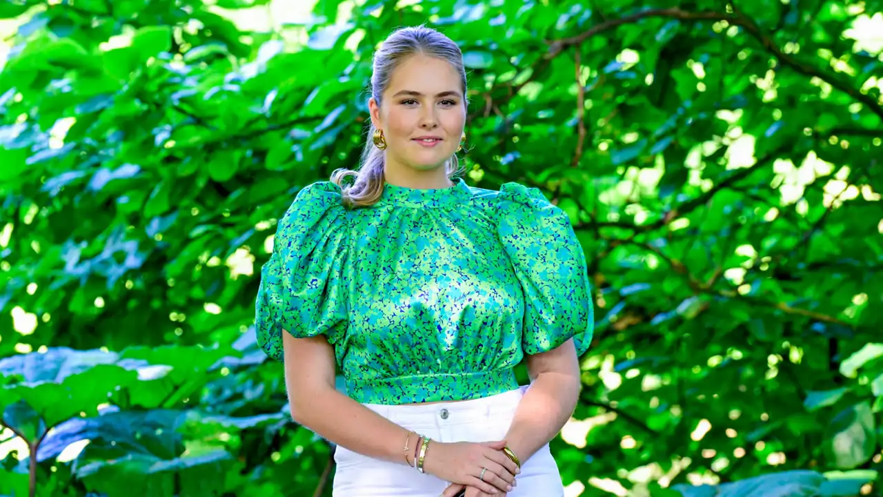 Amalia de Holanda en el posado veraniego oficial de 2025