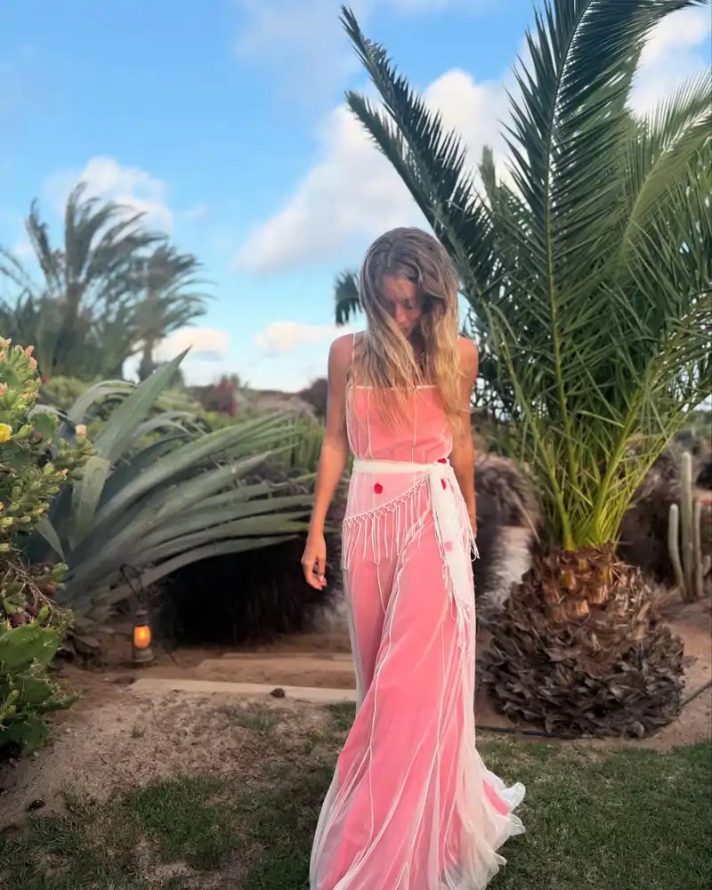 Belén Écija, tras su boda, arrasa con un original look de invitada: fresquito, elegante y con sorprendentes complementos