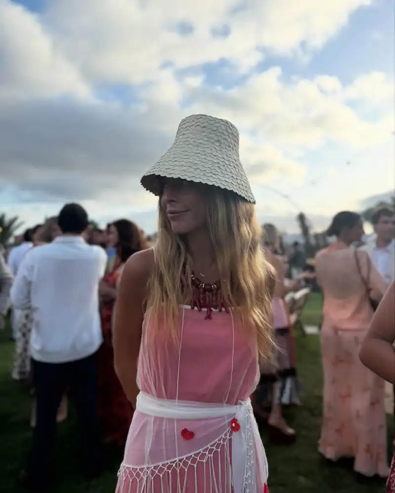 Belén Écija, tras su boda, arrasa con un original look de invitada: fresquito, elegante y con sorprendentes complementos
