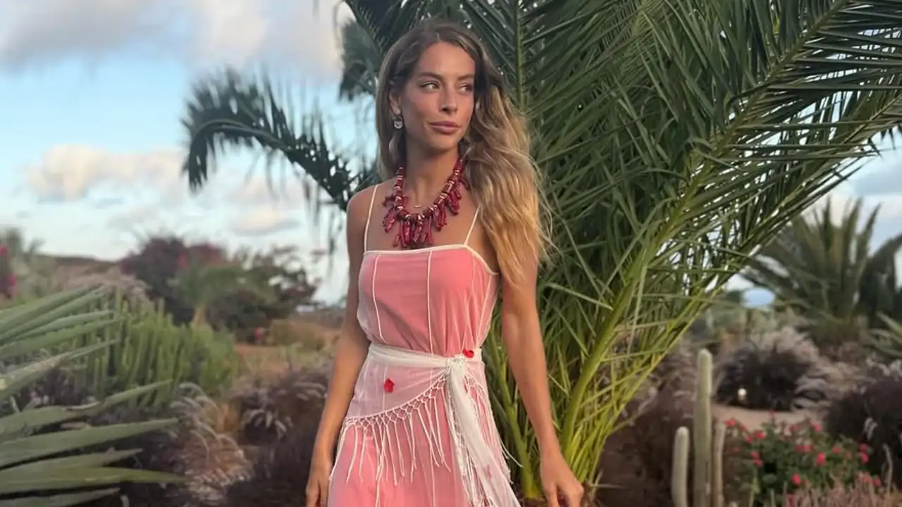 Belén Écija, tras su boda, arrasa con un original look de invitada: fresquito, elegante y con sorprendentes complementos