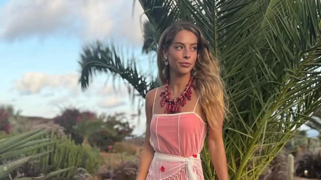 Belén Écija, tras su boda, arrasa con un original look de invitada: fresquito, elegante y con sorprendentes complementos