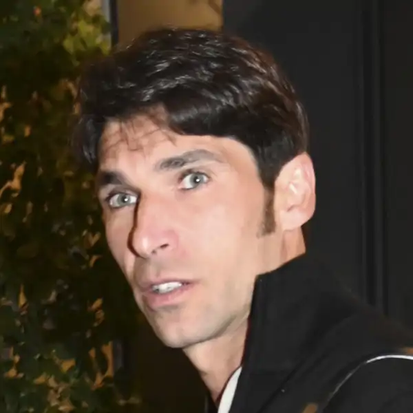 Cayetano Rivera saliendo de un hotel