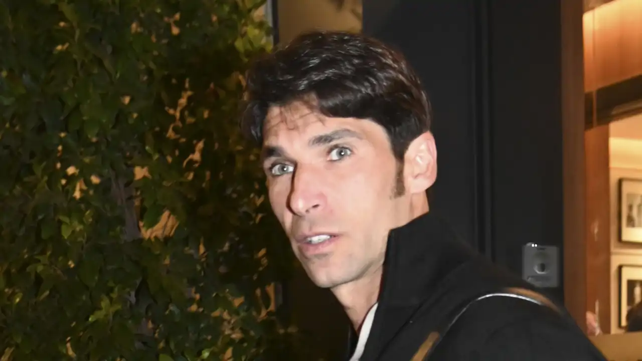 Cayetano Rivera saliendo de un hotel