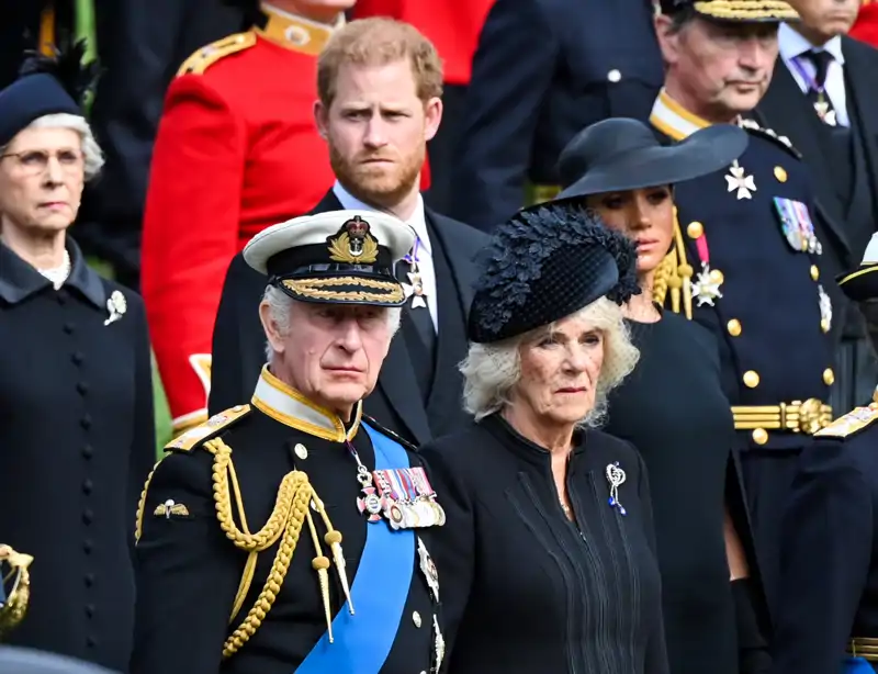 El príncipe Harry y Meghan Markle junto al Rey Carlos III y la Reina Camilla