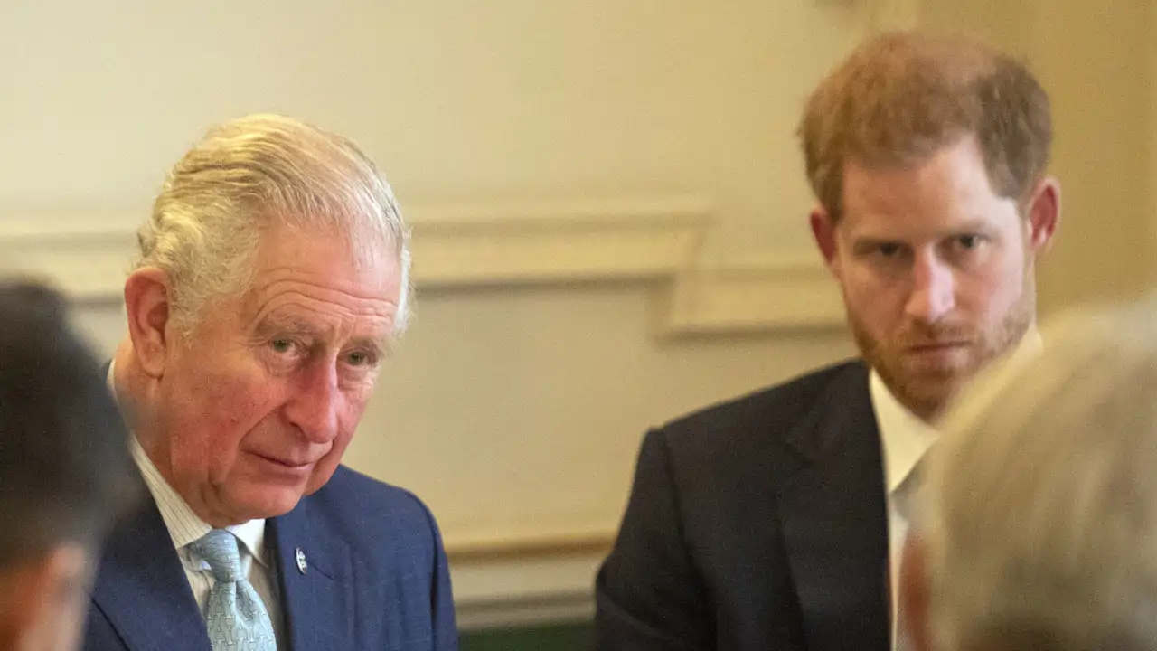 El Rey Carlos III y el príncipe Harry, más cerca que nunca: "Han mantenido conversaciones secretas"
