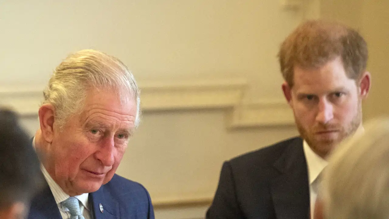 El Rey Carlos III junto a su hijo, el Príncipe Harry