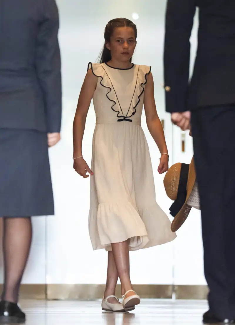 La princesa Charlotte da primer paso en el mundo fashion con un vestido que ya llevo su madre, Kate Middleton