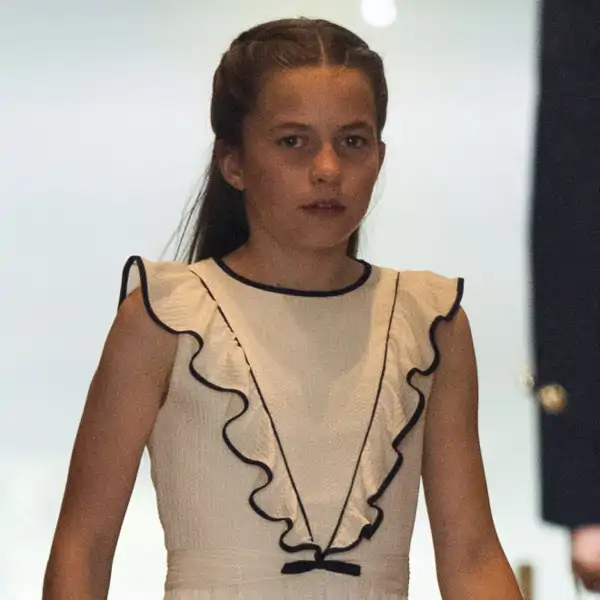 La princesa Charlotte da primer paso en el mundo 'fashion' con un vestido que ya llevo su madre, Kate Middleton