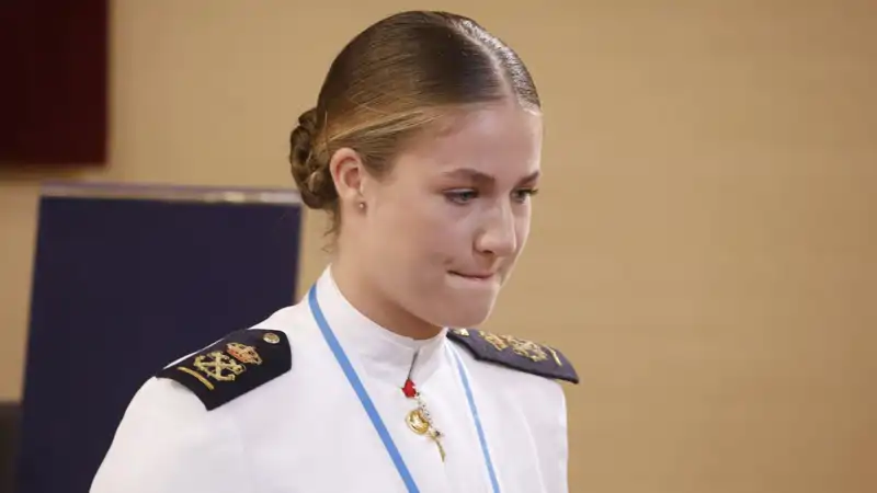 La Princesa Leonor se muerde el labio en gesto de contención