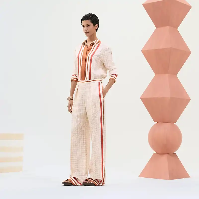 Pantalones de inspiración pijama con estampado 'Coaching Déjà Vu' de Hermès 3.000 euros 