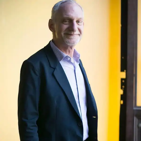 Robert Waldinger, catedrático de Harvard y experto en felicidad: "Las buenas relaciones nos mantienen más sanos y felices"