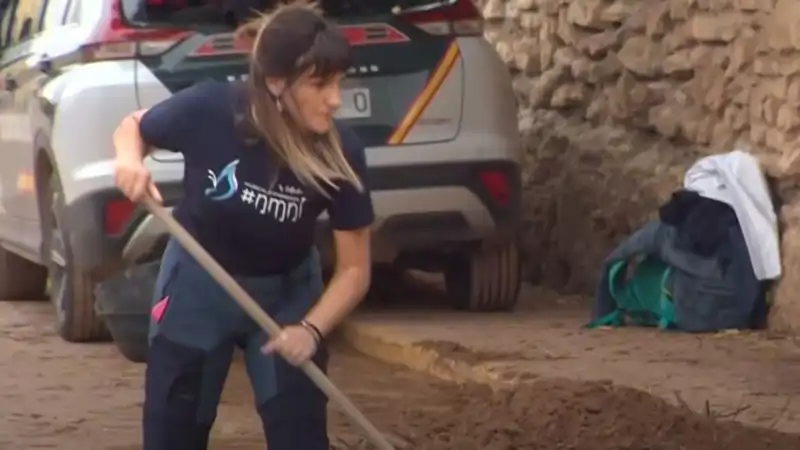 Rozalén ayudó activamente para recuperar el pueblo