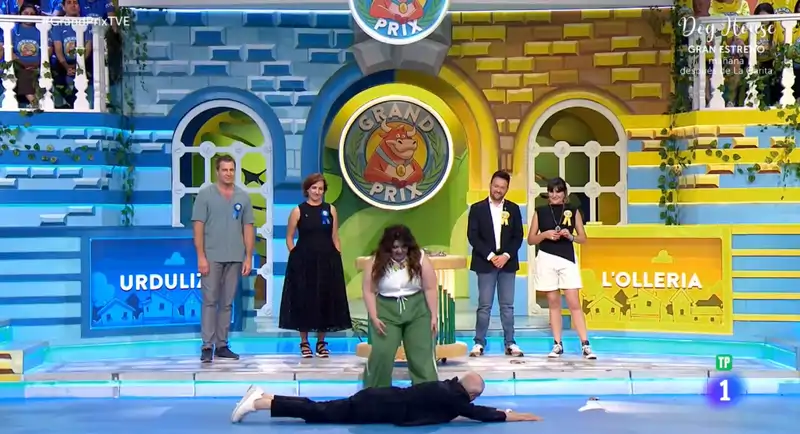 Ramón García explicando en 'El Grand Prix de Verano' por los suelos