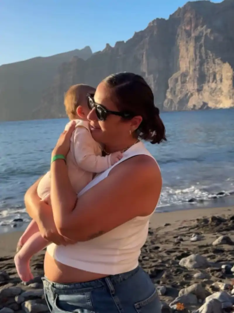 Anabel Pantoja con su hija