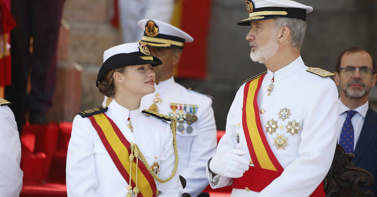 María José Gómez y Verdú, experta en protocolo, sobre el abrazo de Felipe VI y la Princesa Leonor: "El Rey rompió la formalidad con un abrazo fuerte, sincero y contenido. No hubo