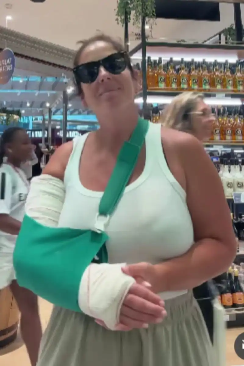 Anabel Pantoja sufre un accidente y acaba con el brazo inmovilizado