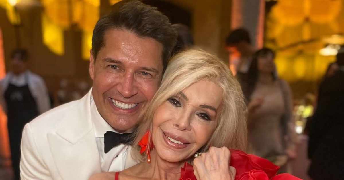 Bibiana Fernández arrasa en la boda de Jaime Cantizano: de rojo, al más  puro estilo diva de Hollywood y con estola de flor XXL 'convertible'