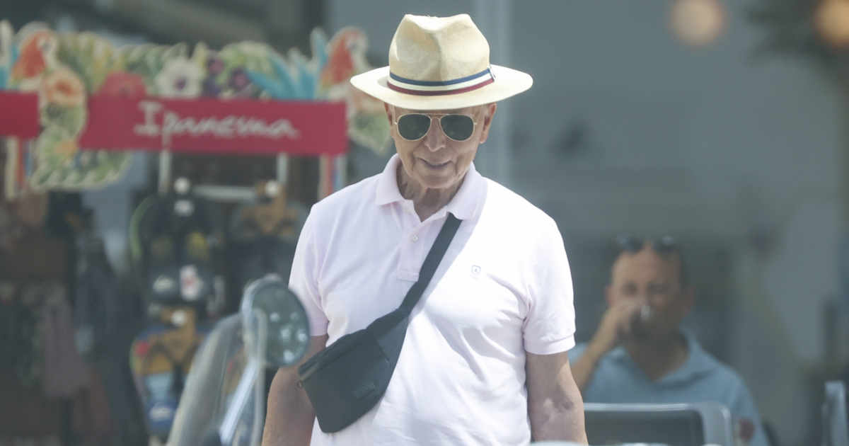 José Ortega Cano se refugia en su familia durante sus vacaciones en Costa Ballena tras la muerte de Michu y en medio de la polémica por la custodia de su nieta: "Todo