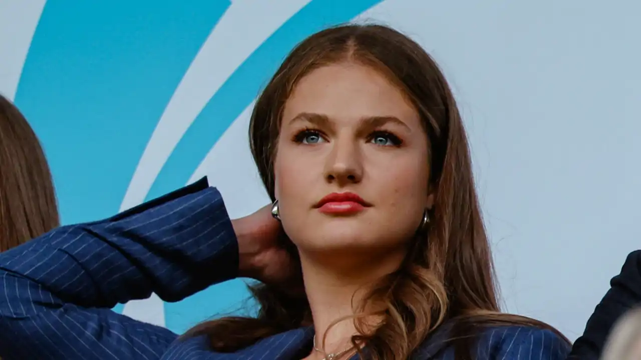 La Princesa Leonor triunfa con la blazer estilo 'oversize' que arrasará el  próximo otoño: azul navy y estampado de raya diplomática