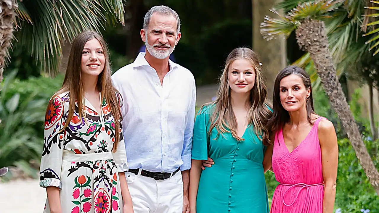 Entramos en Marivent, el palacio en el que los Reyes Felipe y Letizia pasan  sus vacaciones de verano con sus hijas, la Princesa Leonor y la Infanta  Sofía