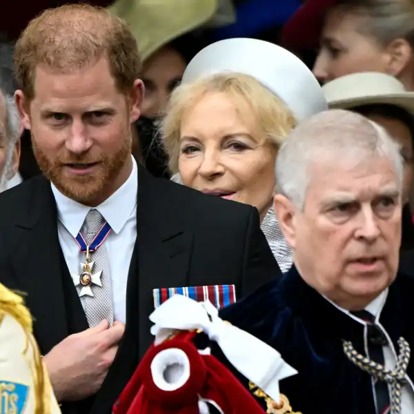 El Príncipe Harry y Andrés en la coronación del Rey Carlos