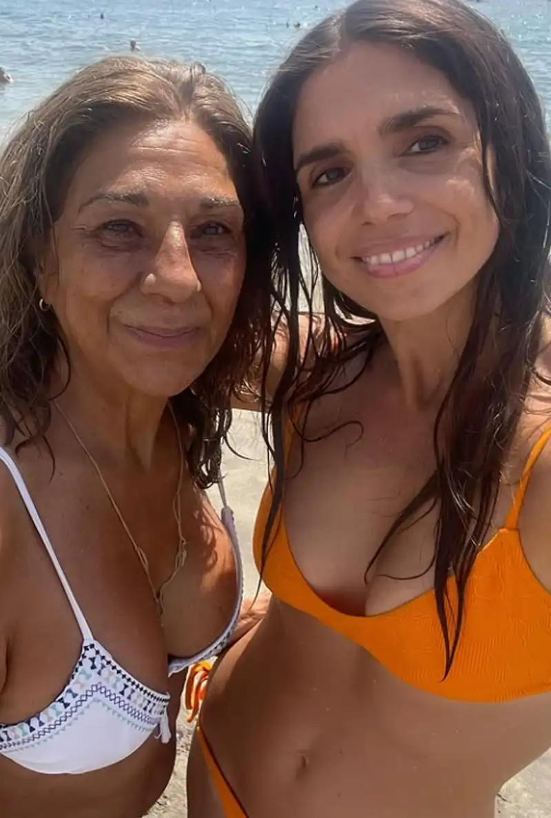 El Aplaudido Posado Veraniego De Lolita Flores Y Elena Furiase En el-aplaudido-posado-veraniego-de-lolita-flores-y-elena-furiase-en