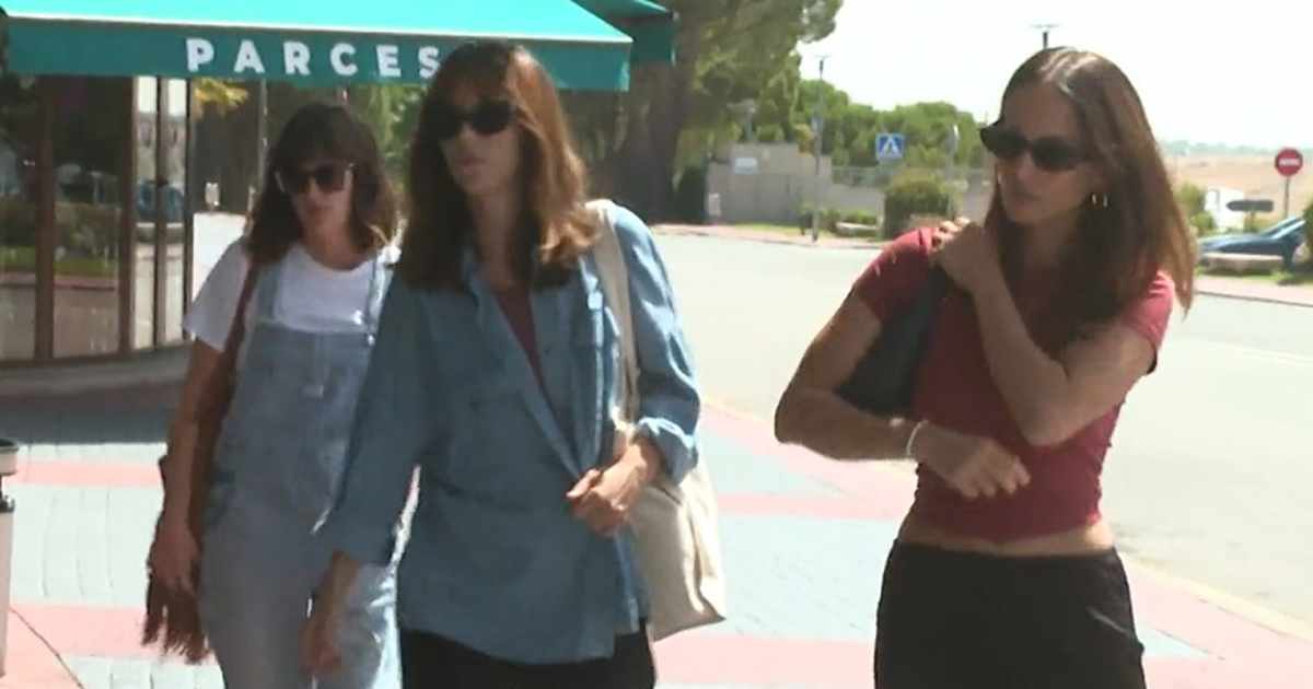 Silvia Alonso, Sara Sálamo y Vicky Luengo, rotas en el Tanatorio de la Paz:  familiares y amigos llegan a la capilla ardiente de Verónica Echegui
