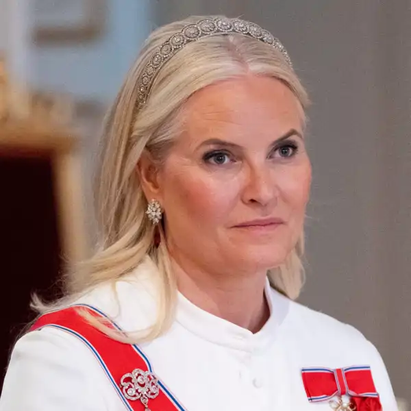 Mette-Marit de Noruega con gesto serio