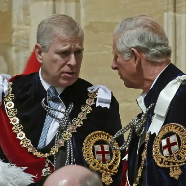 El príncipe Andrés y el rey Carlos III en un evento en Windsor
