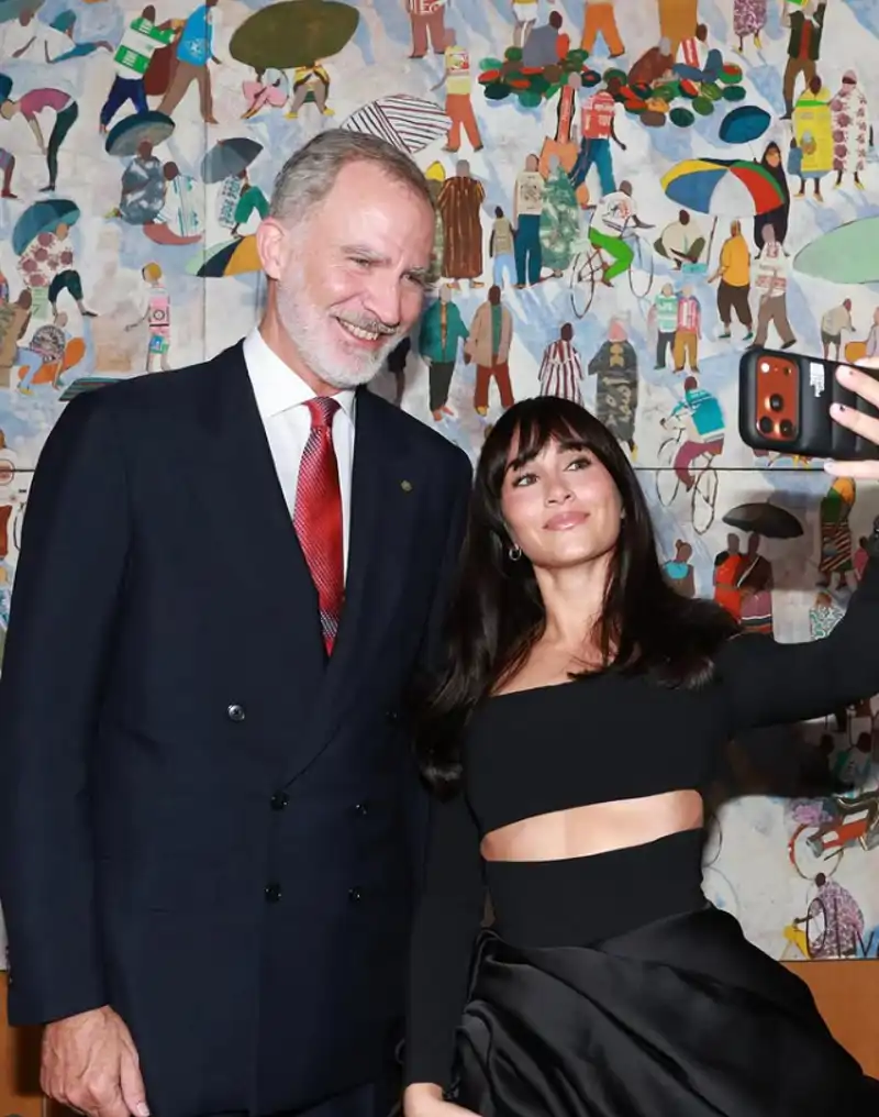 Los fotógrafos captan el selfie de Aitana junto al Rey Felipe VI