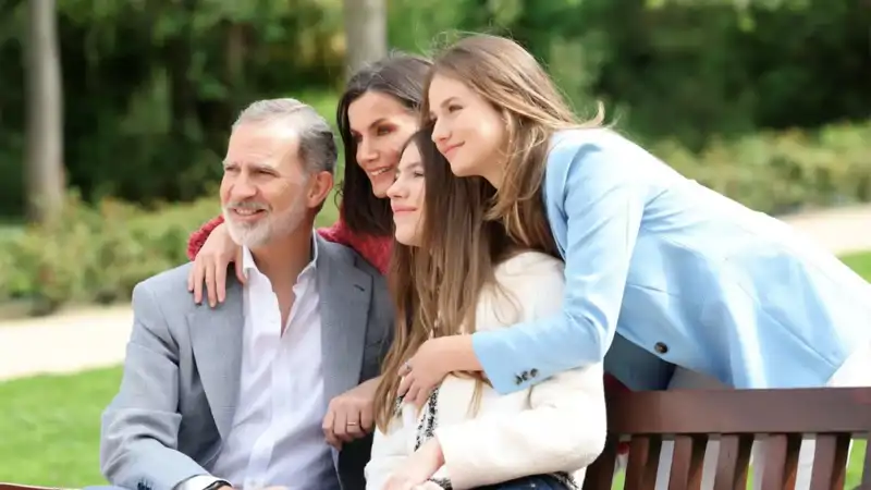 Los Reyes Felipe y Letizia, la Princesa Leonor y la Infanta Sofía en una sesión de fotos oficial