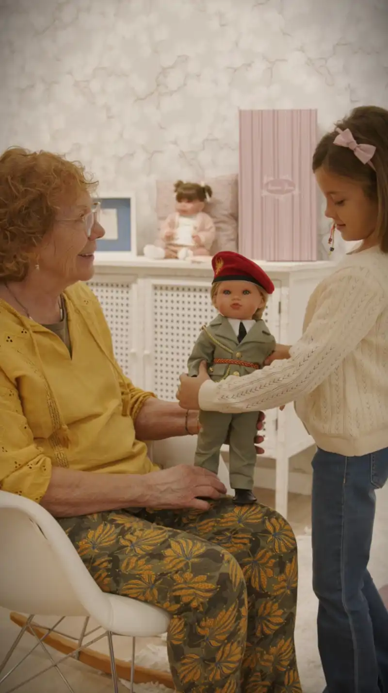 Una niña juega con la muñeca Leonor inspirada en la Princesa de Asturias