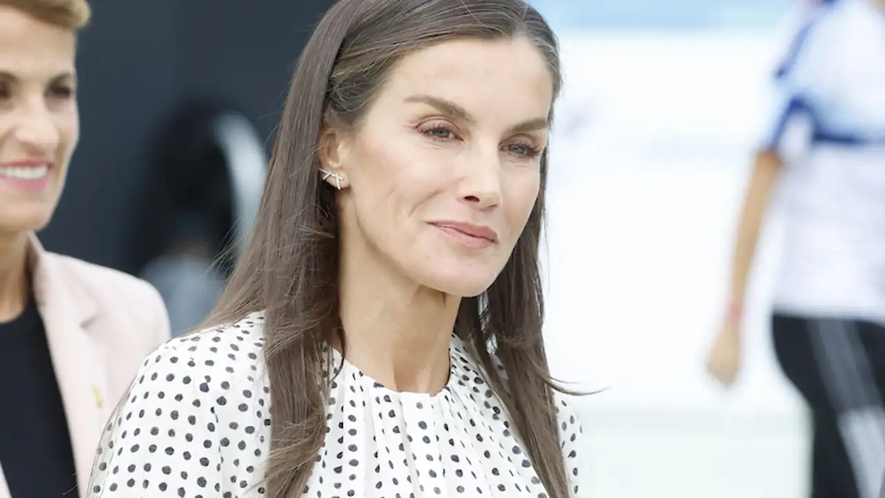La Reina Letizia ayuda y calma a una ciudada en su último acto en Navarra. 