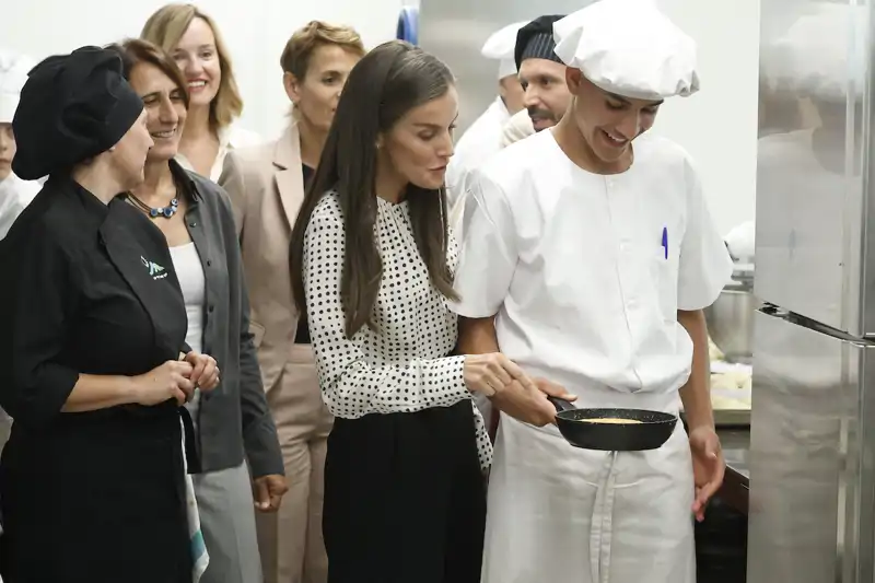 La Reina Letizia, en su último acto, junto a un alumno de cocina. 