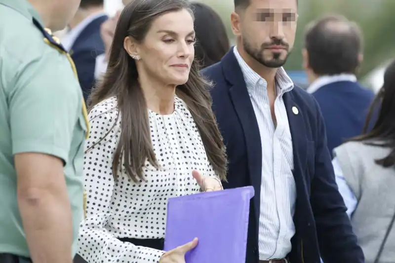 La Reina Letizia lleva la carpeta que una ciudadana le ha dado tras explicarle un problema que está atravesando. 