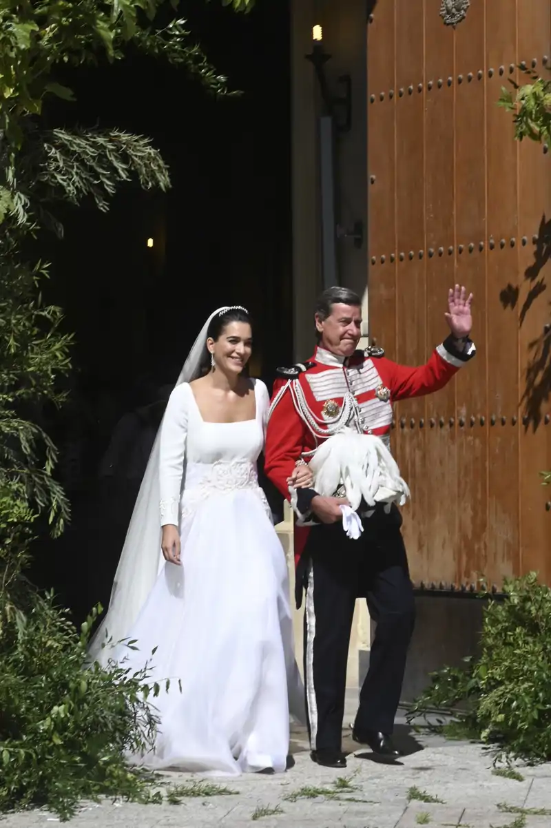 Bárbara Mirjan recién casada con Cayetano Martínez de Irujo y su vestido de Navascu��s 