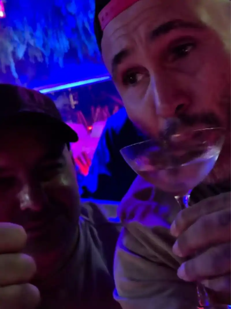 Kiko Rivera y un amigo mientras Irene Rosales bailaba con las estrellas