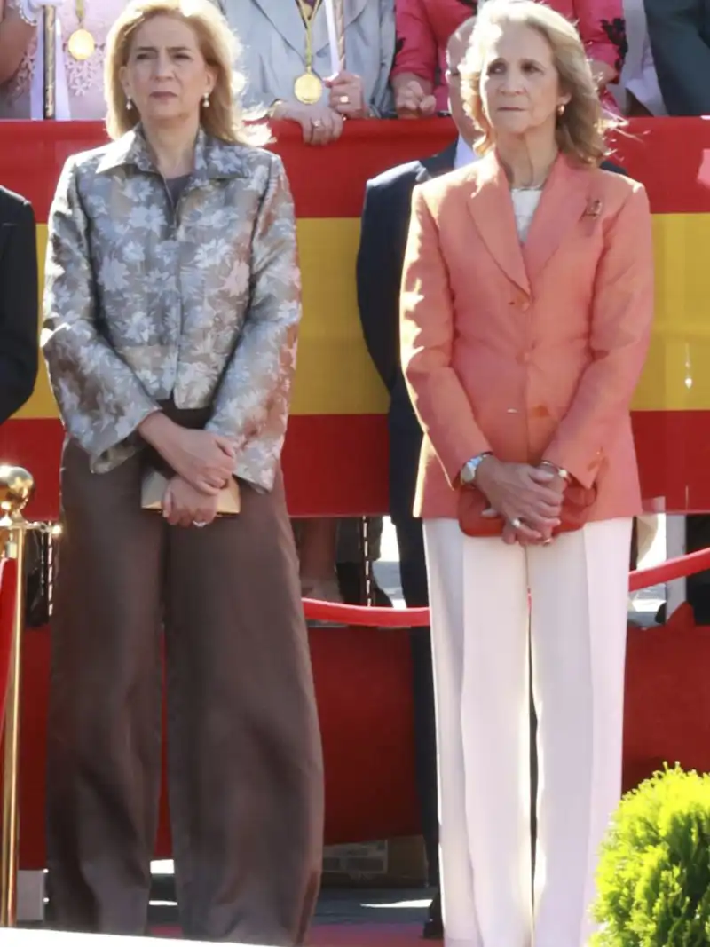La Infanta Cristina y la Infanta Elena en la jura de la bandera en Torrejón de Ardoz