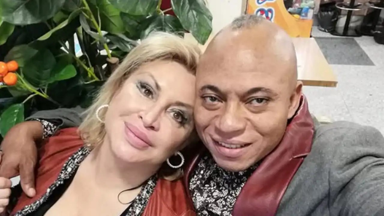Así fue la boda secreta de Raquel Mosquera e Isi tras más de una década  juntos: un impresionante vestido, dos coros rocieros y un grupo africano  para animar la fiesta