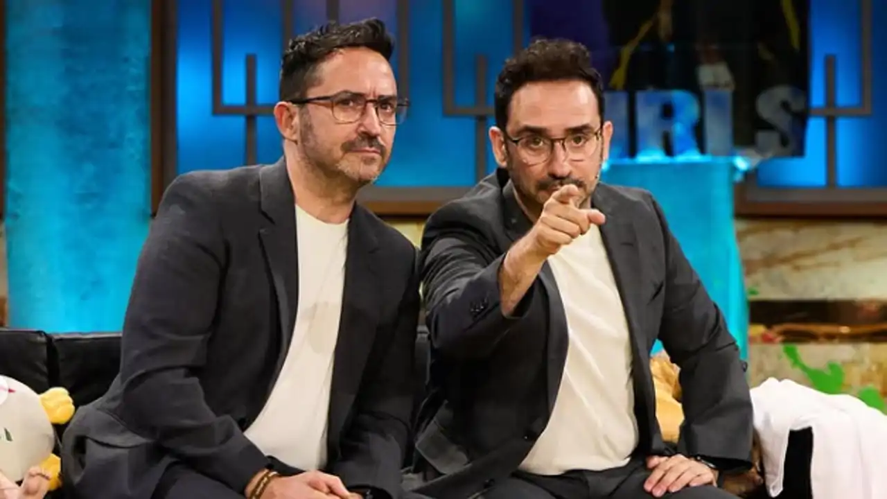 Así es Carlos, el hermano gemelo de Juan Antonio Bayona, que ha confundido  incluso a David Broncano en 'La revuelta': de su infancia en Barcelona a  sustituirse en su entrevista