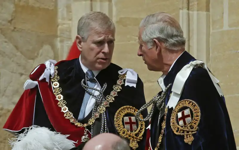 El príncipe Andrés y el rey Carlos III en un evento en Windsor