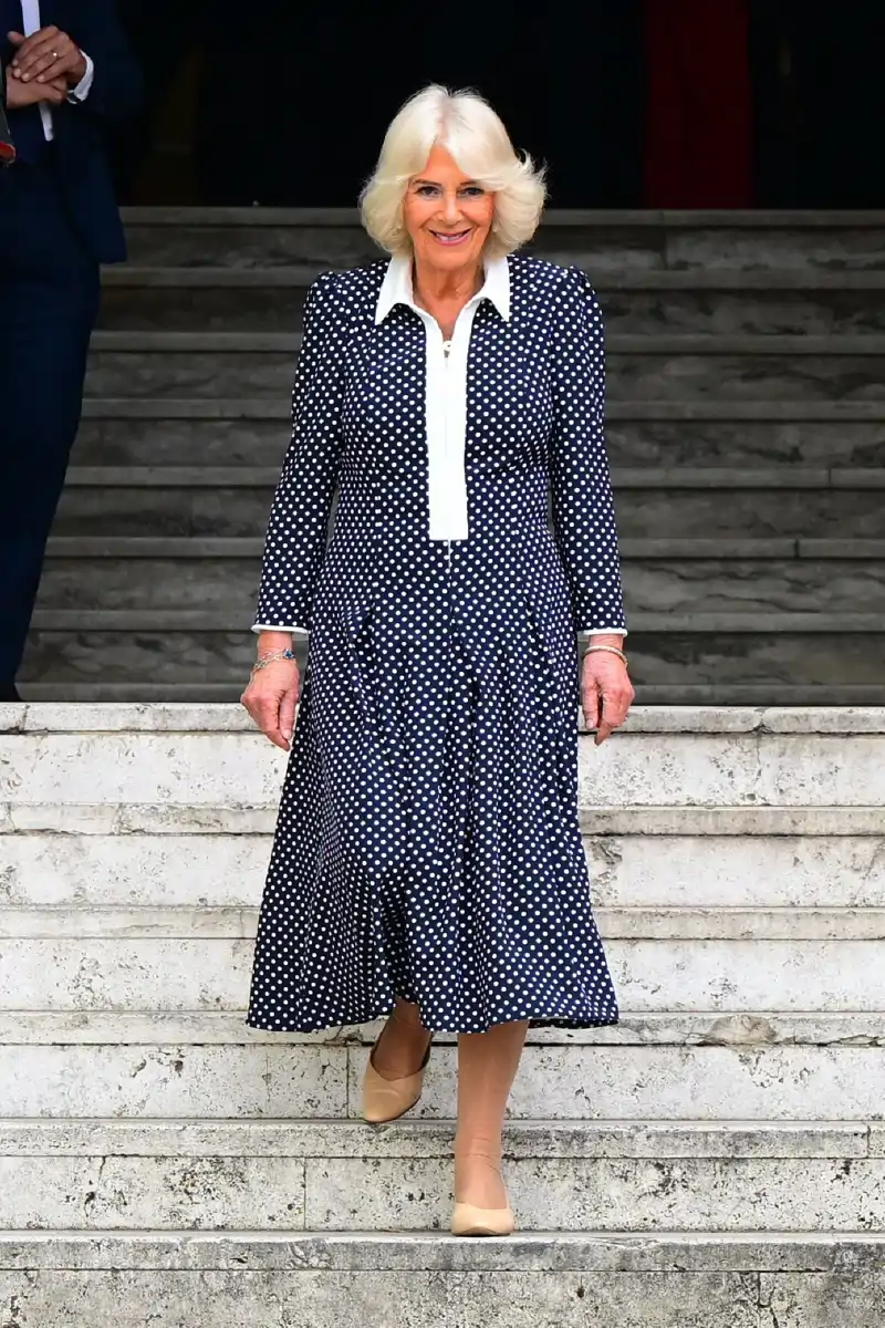 La Reina Camilla, con vestido de lunares.